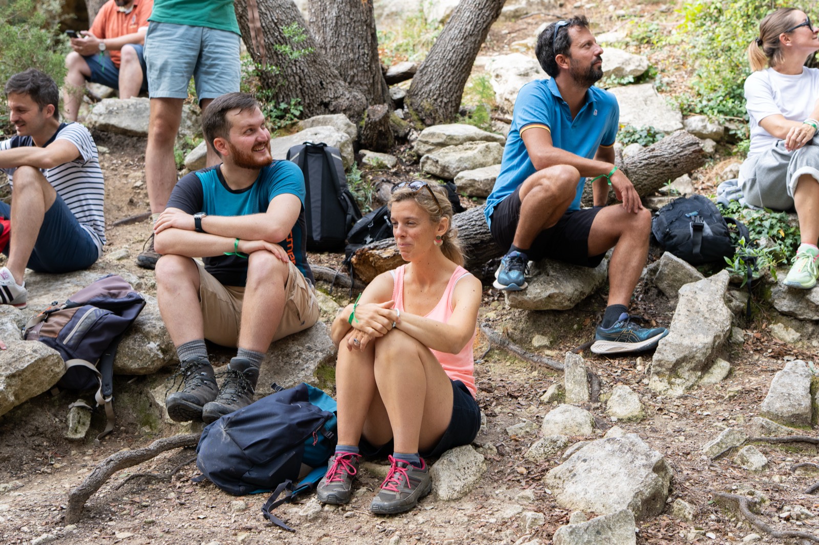 Équipe d'entreprise lors d'un séminaire team-building en pleine nature près d'Aix-en-Provence